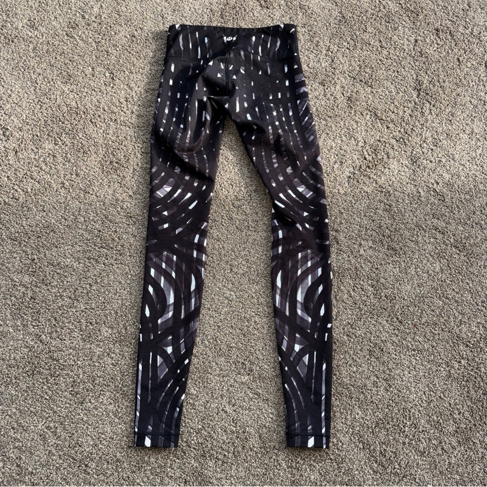 Lululemon size 4 32” Black and White Patterned Leggings